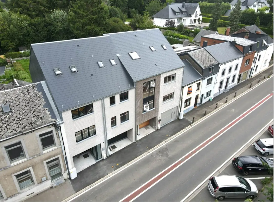 ciney, rue saint hubert façade avant drone